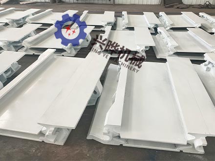 興曄SGZ764/500刮板機中部槽 鑄造過(guò)渡槽 煤礦輸送機配件